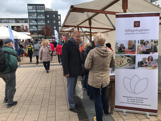 Blick auf einen Marktstand beim Tag der Vereine 2022 - Klick öffnet Bildbetrachter