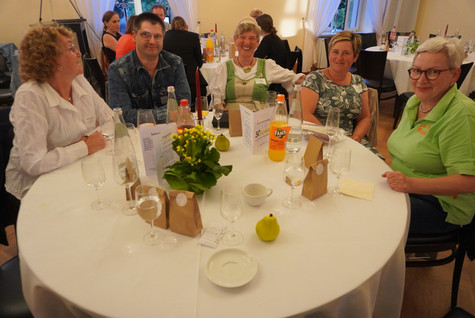 Bild einiger Gäste eines Tisches im Saal des Schlosses Ribbeck - Klick öffnet Bildbetrachter