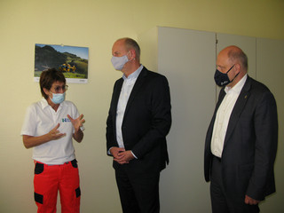 Eine klinik-Mitarbeiterin unterhält sich mit Dietmar Woidke und Roger Lewandowski.