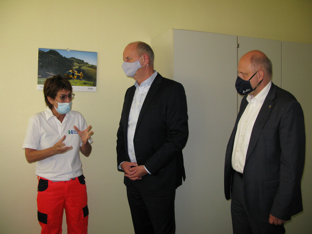 Eine klinik-Mitarbeiterin unterhält sich mit Dietmar Woidke und Roger Lewandowski.