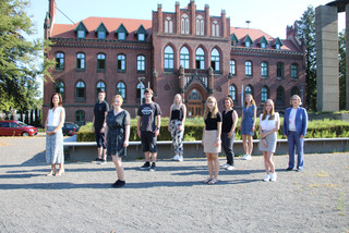 Die neuen Azubis und Studierenden stehen mit Elke Nermerich und Susanne Klaus auf dem Platz der Freiheit. Im Hintergrund ist das Kreishaus zu sehen.