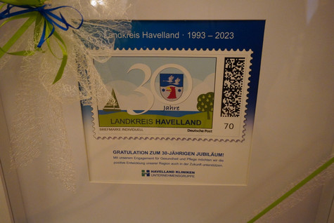 Eine übergroße Briefmarke als Geschenk zum 30-jährigen Bestehen des Landkreises Havelland - Klick öffnet Bildbetrachter