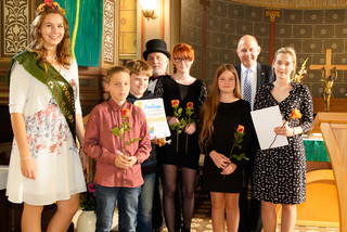 Die Preisverleihung mit Landrat Roger Lewandowski (2. von rechts) fand in der Ribbecker Kirche statt. Foto: Ingo Kuzia