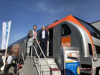 Landrat und Martin Wischner, Vorstand der hvle, vor der neuesten Generation der Eurodual-Lokomotive des Schienenfahrzeugherstellers Stadler. Die hvle hat 2017 10 dieser Lokomotiven für den Gütertransportverkehr erworben, ©Landkreis Havelland