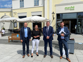 (v.l.) Landrat Roger Lewandowski, Center-Managerin Stephanie Siegfried, Bürgermeister Holger Schreiber und Facilities-Manager Rene Protto beim Besuch des Designer Outlet Centers © Landkreis Havelland