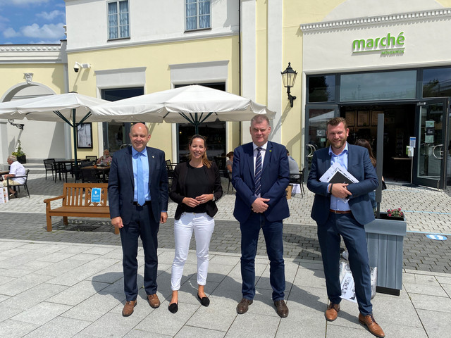 (v.l.) Landrat Roger Lewandowski, Center-Managerin Stephanie Siegfried, Bürgermeister Holger Schreiber und Facilities-Manager Rene Protto beim Besuch des Designer Outlet Centers © Landkreis Havelland