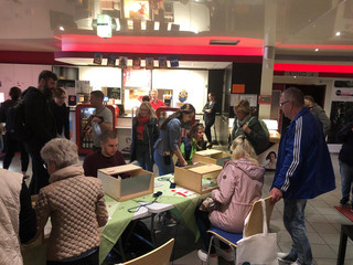 Klick öffnet Bildbetrachter ; mehrere Menschen sitzen an einem Tisch