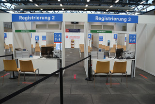Blick in das Impfzentrum: Zu sehen sind zwei der sechs Registrierungsstationen.