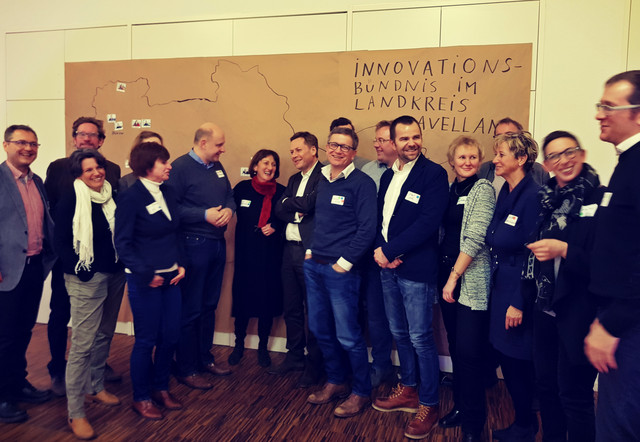 Einige der Teilnehmer mit den beiden Initiatoren Dr. Helga Breuniger und Landrat Roger Lewandowski vor der Havellandkarte, ©Landkreis Havelland