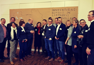 Einige der Teilnehmer mit den beiden Initiatoren Dr. Helga Breuniger und Landrat Roger Lewandowski vor der Havellandkarte, ©Landkreis Havelland