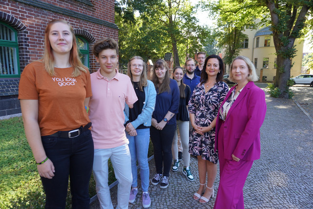 Klick öffnet Bildbetrachter , eine Gruppe von Männern und Frauen vor dem Kreishaus in Rathenow