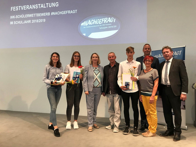 Die havelländische Bildungsdezernentin Elke Nermerich (3.v.l.) beim IHK-Schülerwettbewerb „#nachgefragt".