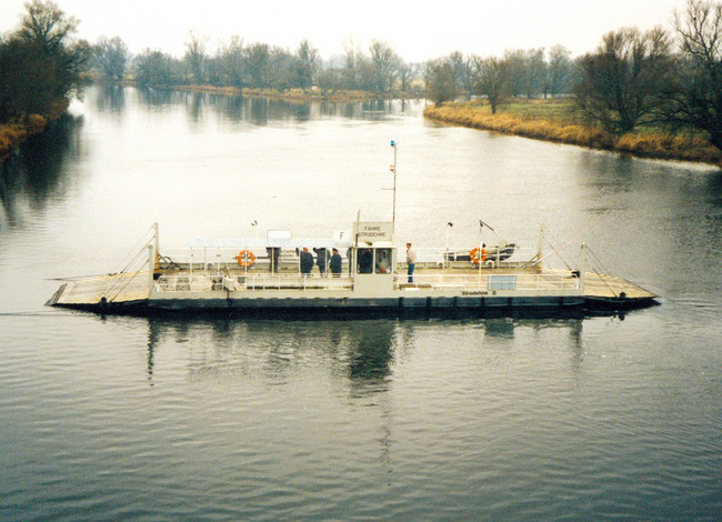 Eine Vorgängerbrücke war eingestürzt, so gelangten die Strodehner mit ihrem Vieh per Fähre ans gegenüberliegende Havelufer und ihre Weide- und Ackerflächen. Auch zur überörtlichen Verbindung in den Bezirk Magdeburg wurde die Fähre genutzt. Bis in die 1990er Jahre war sie tätig.