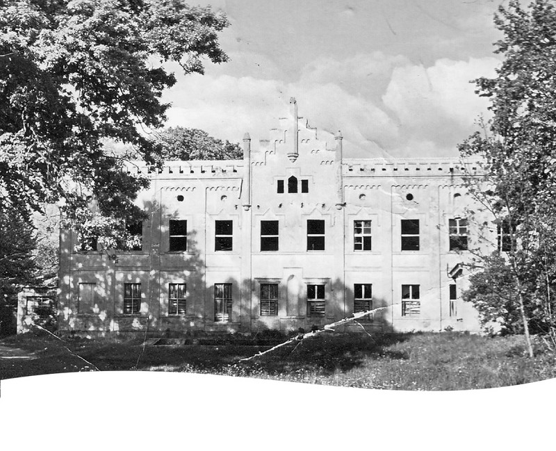 Eine Aufnahme aus den späten 1980er Jahren zeigt das Nennhausener Schloss in einem desolaten Zustand, Fenster sind zerschlagen und teil mit dem Fensterkreuz aus dem Rahmen herausgebrochen. Nach einem Brand 1983 verfiel das Objekt ehe es die neuen Besitzer nach 1990 rekonstruierten und sanierten.