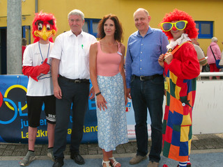 KSB-Maskottchen Fritzi, Bürgermeister Heiko Müller, Integrations- und Migrationsbeauftragte Anne-Christin Kubb, Landrat Roger Lewandowski und Clown Celly bei der feierlichen Eröffnung des Sport- und Spielfests in Falkensee.