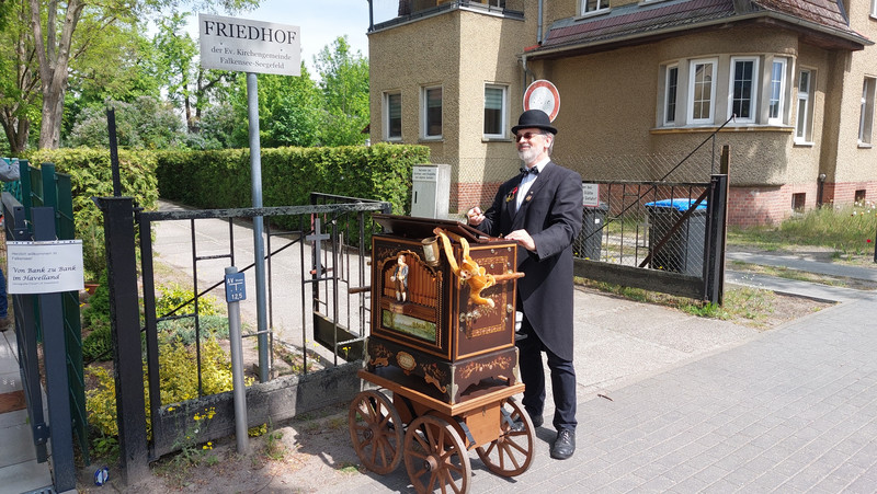 Ein Mann steht an einer Drehorgel - Klick öffnet Bildbetrachter
