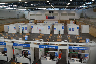 Ansicht von oben auf das Impfzentrum in der Stadthalle Falkensee.