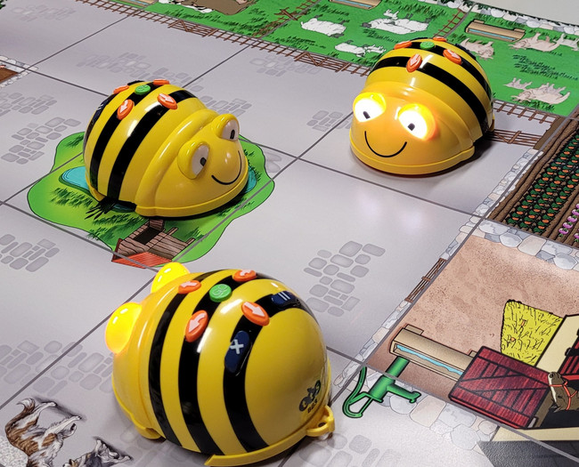 Klick öffnet Bildbetrachter; Miniroboter im Bienenformat