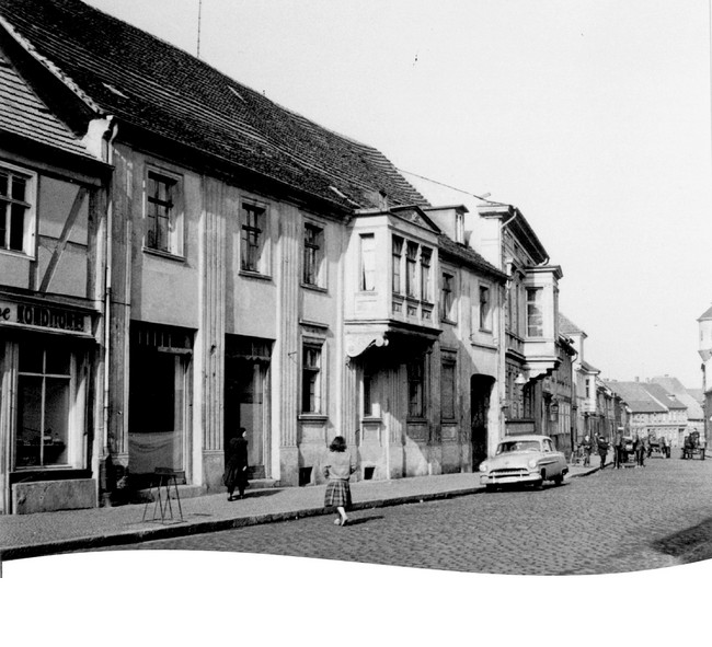 Eine Schwarz-weiß-Fotografie zeigt eine alte Ansicht der Goethestraße in Nauen.