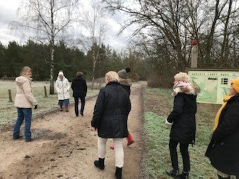 Klick öffnet Bildbetrachter; Gruppe von Personen auf einem Weg