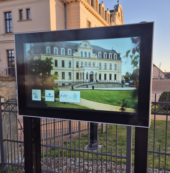 Klick öffnet Bildbetrachter, Display vor Schloss Ribbeck
