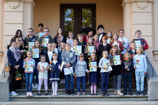 Gruppenbild mit den Preisträgern des Kreativwettbewerbs Havelland 2019 vor dem Schloss Ribbeck. Foto: Ingo Kuzia