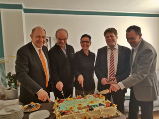 Landrat Roger Lewandowski, Heinz Golze (Vorsitzender des Kreisseniorenrates), Monika Rißmann (KWR), Hans-Jürgen Lemle (stellv. Bürgermeister der Stadt Rathenow) und Guido Panschuk (Geschäftsführer Diakonisches Werk Havelland) schnitten die Torte an.