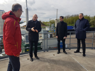 v.l. Projektleiter Thomas Borchers, Landrat Roger Lewandowski, Arnd von Moers, Projektleiter bei der Gasag, Nils Boenigk von der EMB Energie Mark Brandenburg GmbH, © Landkreis Havelland