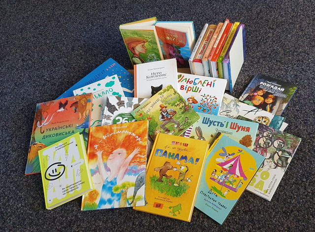 Klick öffnet Text; ein Haufen Kinder-Bücher