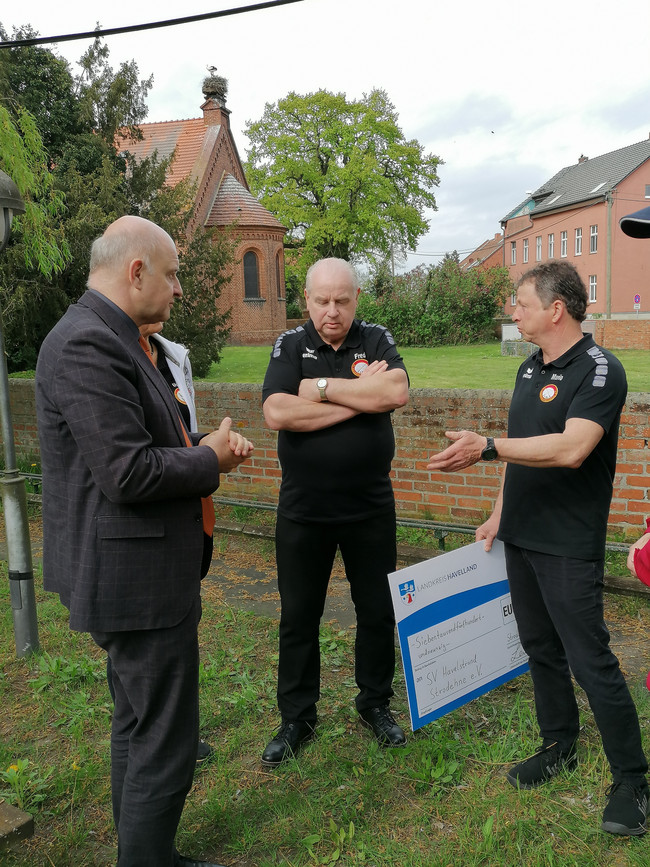 Klick öffnet Bildbetrachter; Personen im Gespräch