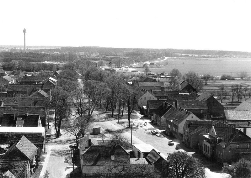 Die Aufnahme in Paaren im Glien zeigt ein Straßendorf mit weitgehend unbefestigten Straßen und relativ alter Bausubstanz