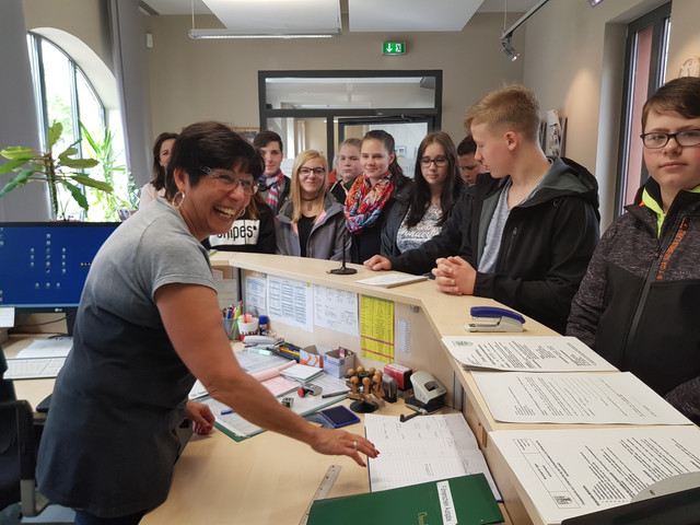 Das Bürgerservicebüro ist für viele Bürgerinnen und Bürger meist die erste Anlaufstelle in der Kreisverwaltung. Marina Berlitz vom Bürgerservicebüro am Standort Rathenow informierte die Schüler über das umfangreiche Beratungsangebot von A wie Angeln bis W wie Wohngeld, © Landkreis Havelland.