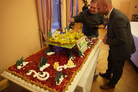 Konditormeister Möhring bereitet eine 30-Jahre-Havelland-Torte vor - Klick öffnet Bildbetrachter