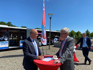 Landrat Roger Lewandowski und Minister Guido Beermann bei der Einweihung des PlusBus in Dallgow-Döberitz. ©Landkreis Havelland