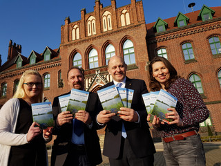 Mit der neuen Kreisbroschüre in der Hand: Bianca Lange (Pressestelle), Mario Fischer (Städte-Verlag), Landrat Roger Lewandowski und Caterina Rönnert (Pressestelle), © Landkreis Havelland