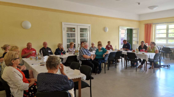 Blick in den Konferenzsaal mit Teilnehmern des Bürgerforums in Premnitz..