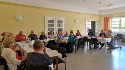Blick in den Konferenzsaal mit Teilnehmern des Bürgerforums in Premnitz..