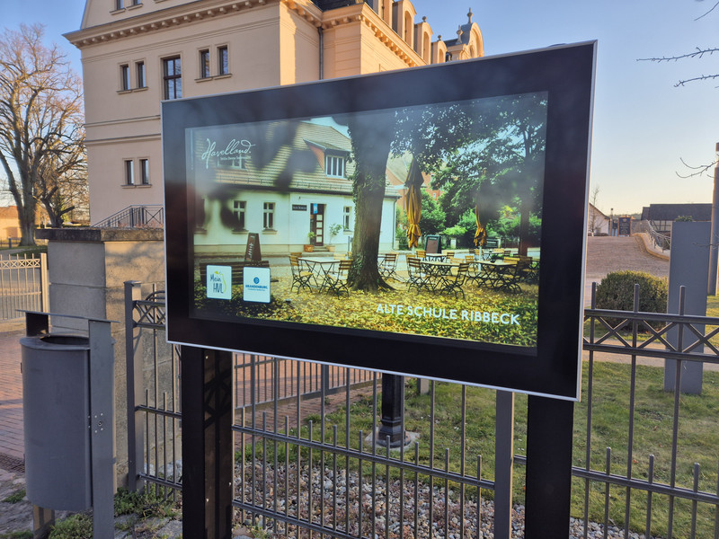 Klick öffnet Bildbetrachter, Informationsdisplay vor Schloss Ribbeck