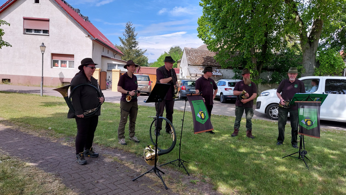 Sechs Jagdhornbläser stehen im Halbkreis - Klick öffnet Bildbetrachter