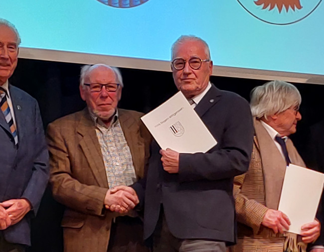 KLick öffnet Bildbetrachter; zwei Männer reichen sich die Hand