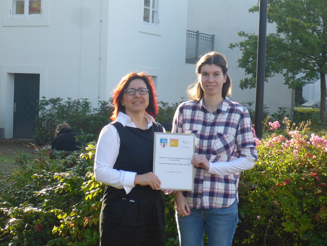 Amtsleiterin Christine Fliegner und Juliane Zellmer vom havelländischen Umweltamt präsentieren einen der Energieberatungsgutscheine.