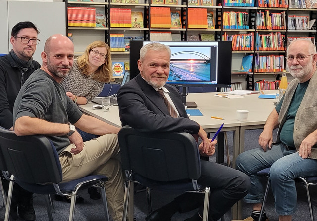 Klick öffnet Bildbetrachter; fünf Personen vor einem Bildschirm