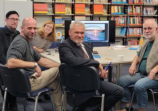 Klick öffnet Bildbetrachter; fünf Personen vor einem Bildschirm