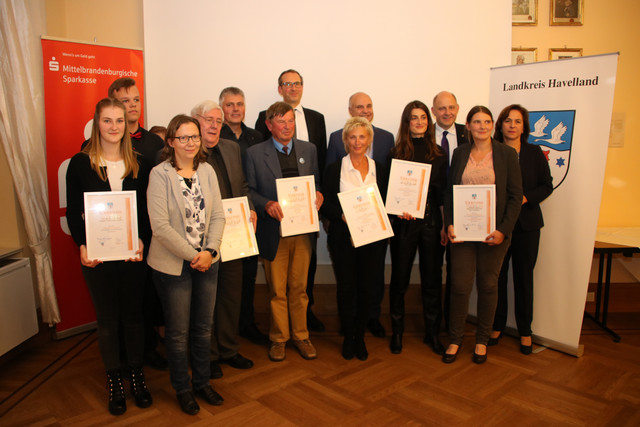 Die Gewinner des Wirtschaftsförderpreises 2019 posieren im Schloss Ribbeck für ein gemeinsames Foto.