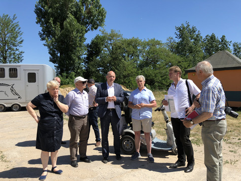 In Pausin sprach der Landrat mit Gabriele Selke-John, Vorsitzende des noch jungen Vereins SJ Pferdesport e.V., über geplante Turniere im Havelland sowie die Jugendförderung im Ponyspringsport, ©Landkreis Havelland