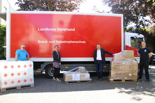 Foto: v.l. Uwe Schulze (LK HVL), Heidi Trojahn und Matthias Leonhardi von den Gemeinschaftswerken sowie Christoph Bajohr (LK HVL) bei der Übergabe von Schutzausrüstung in Nauen ©Landkreis Havelland
