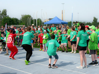 Die Förderschule Spektrum aus Rathenow animierte die Besucher zur gemeinsamen Aufwärmrunde.