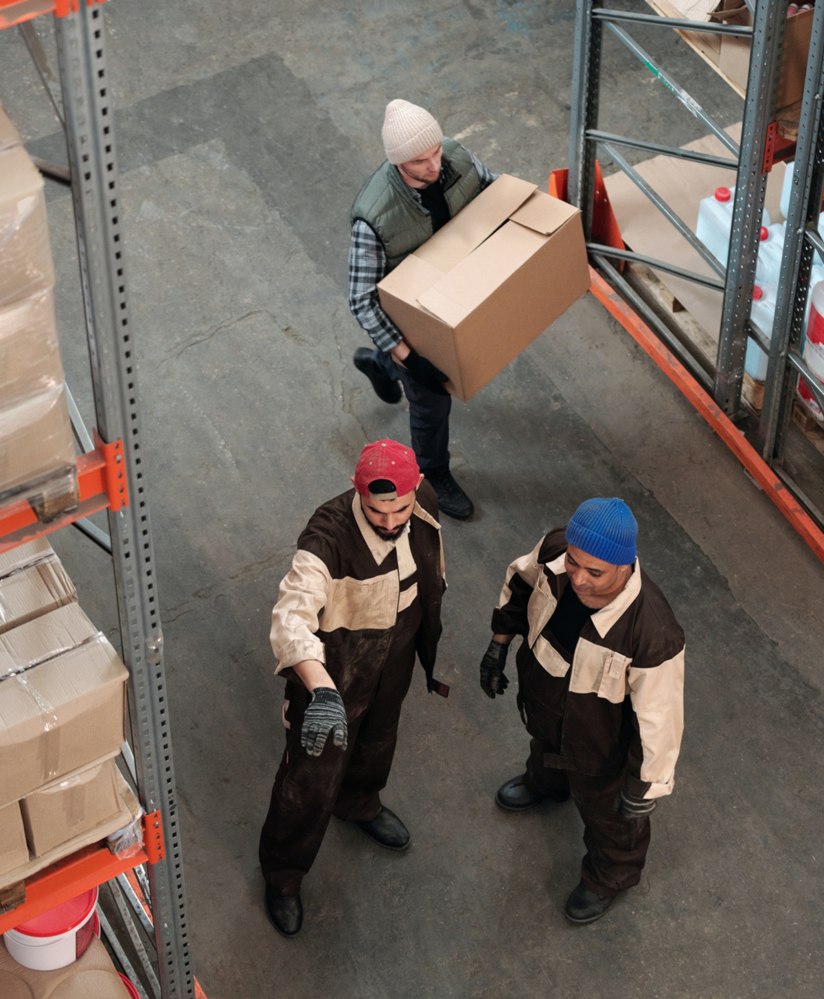 Drei Arbeiter im Lager