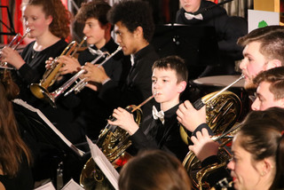 Junge Musiker eines Blasorchesters spielen Musik.