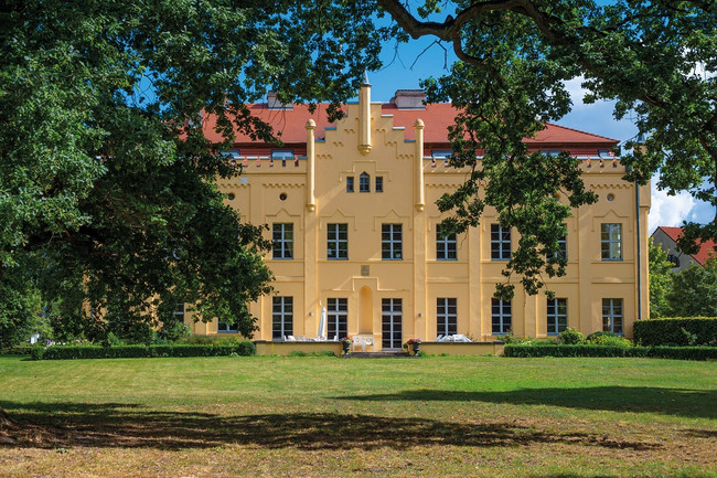 Das Schloss in Nennhausen galt zu Fouques Zeiten am Anfang der 19. Jahrhundert als Musenhof. Nach der Restaurierung des Gebäudes finden wieder kulturelle Veranstaltungen statt.